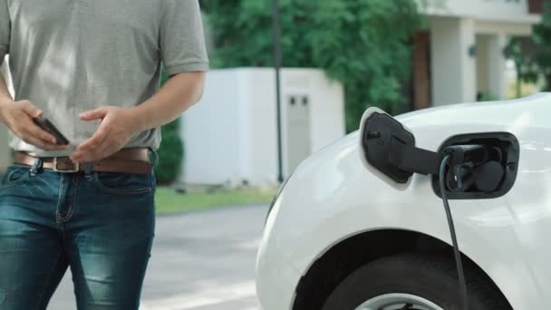 Pria Progresif Memasang Konektor Tenaga Bebas Emisi Baterai Kendaraan Listrik — Stok Video