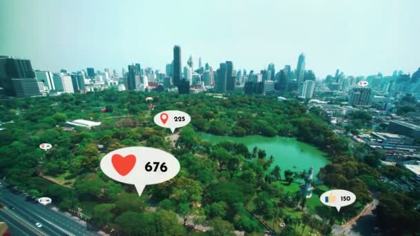 Social Media Ikonen Fliegen Über Die Innenstadt Und Zeigen Die — Stockvideo