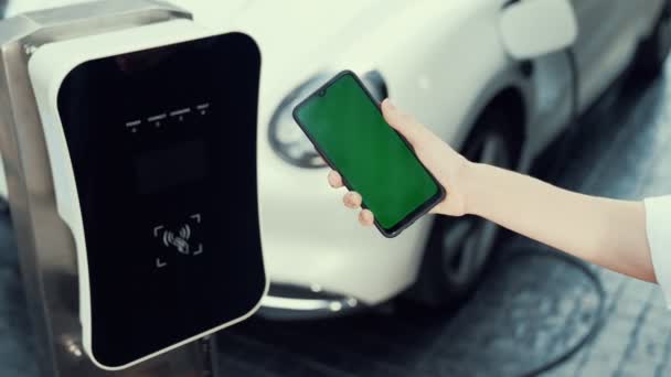 Mockup Telefon Zelenou Obrazovkou Zobrazí Energetický Stav Elektrického Vozidla Připojeného — Stock video