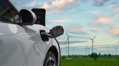 Elektrik şarj eden batarya enerjisi doğrudan elektrik jeneratörü, yel değirmeni ve rüzgar türbini çiftliği tarafından sağlanıyor. Temiz enerji konseptiyle çalışan yenilikçi EV araba.