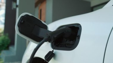 Ev şarj istasyonu, elektronik araç için sürdürülebilir, yenilenebilir enerji kaynağı, modern modern yaşam tarzı için evdeki EV arabaları sağlıyor. Çevre dostu melez elektro ve petrol aracı bataryası.