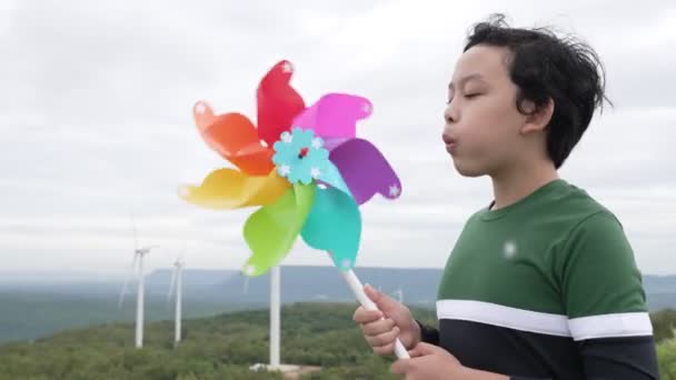 Progressivo Jovem Menino Asiático Brincando Com Brinquedo Turbina Eólica Parque — Vídeo de Stock