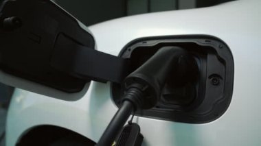 Ev şarj istasyonu, elektronik araç için sürdürülebilir, yenilenebilir enerji kaynağı, modern modern yaşam tarzı için evdeki EV arabaları sağlıyor. Çevre dostu melez elektro ve petrol aracı bataryası.
