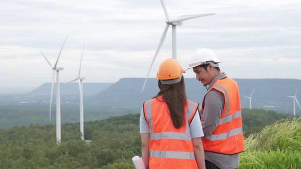 Ingenieurinnen Und Ingenieure Arbeiten Einem Windpark Auf Einem Hügel Oder — Stockvideo