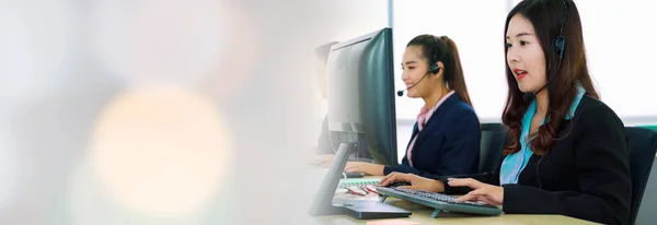 リモート顧客や同僚をサポートするために オフィスで働くヘッドセットを身に着けているビジネスの人々 コールセンター テレマーケティング カスタマーサポートエージェントは 電話ビデオ通話でサービスを提供します — ストック写真