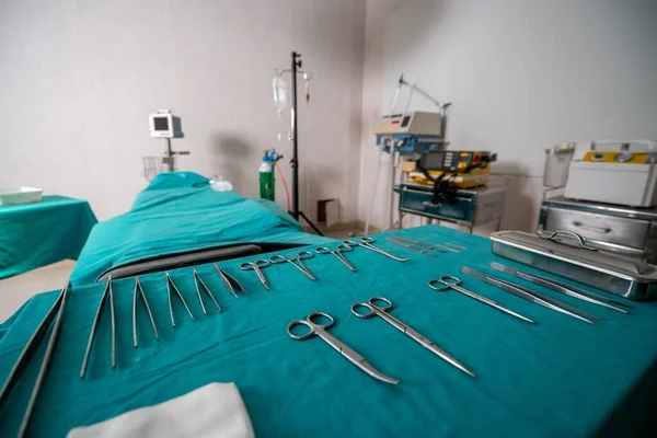 Sterilen Operationssaal Des Krankenhauses Liegen Sets Mit Medizinischen Chirurgischen Geräten — Stockfoto