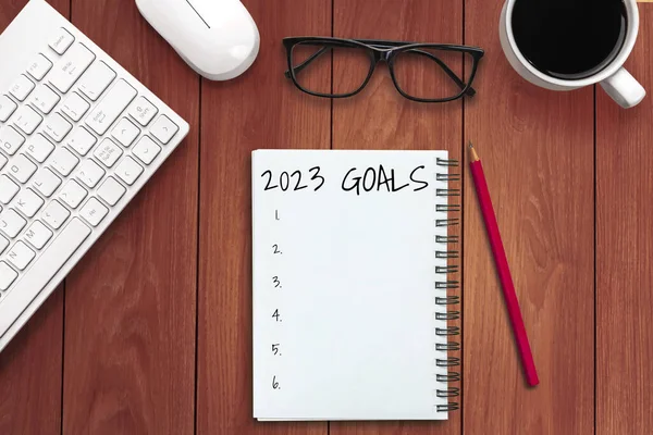 2023ハッピー新年決議目標リストと計画設定 新年の目標と決議設定の計画リストについて書かれたノートブック付きのビジネスオフィスデスク 変化と決意の概念 — ストック写真