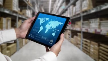 Depo yönetimi, mal teslimatının gerçek zamanlı izlenmesi için bilgisayarda becerikli bir yazılım. Bilgisayar ekranı, depolama ve tedarik zinciri dağılımı için akıllı envanter göstergesi .