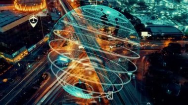 Geleceğin trafik kontrolü için akıllı ulaşım teknolojisi değiştirme konsepti. Sanal akıllı sistem sürücü için şehir caddesindeki araç verilerini bağlamak için sürüş bilgisi analizi yapıyor .