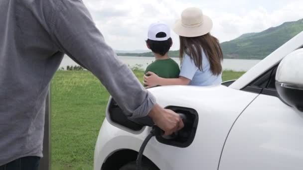 Koncepcja Progresywnej Szczęśliwej Rodziny Cieszącej Się Życiem Farmie Wiatrowej Pojazdem — Wideo stockowe