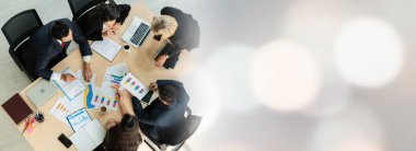 İş adamları grup toplantısı ofisteki en geniş bakış açısından çekildi. İş kadınları, iş adamları ve ofis çalışanları, proje planlama belgeleriyle takım konferansında toplantı masasında çalışıyorlar. .