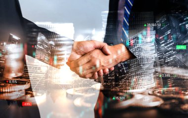 Ekonomik refah ve para teknolojisinin varlık geçmişi üzerine iş tokalaşması. Değerli borsaya yatırım yaparak ekonomik ve finansal büyüme ile refah kar birimi ticareti elde edilir