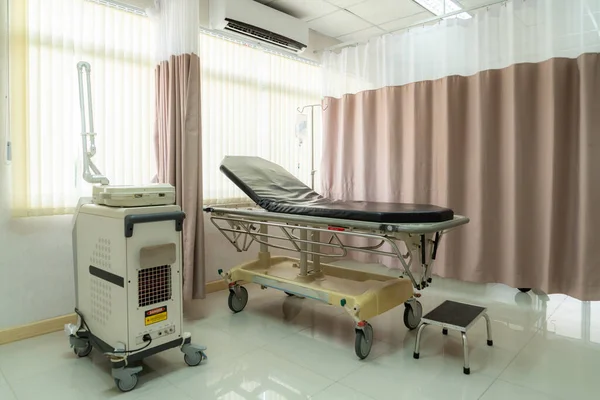 Sterilní Pokoj Pro Zotavení Vybavený Pohodlnou Moderní Lékařskou Postelí Pro — Stock fotografie