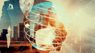 Gelecekteki bina inşaatı ve HUD hologram grafik tasarımı ile yaratıcı mühendislik projesi konsepti. İnşaat mühendisi, mimar ya da inşaat işçisi modern sivil teknoloji ile çalışıyor..