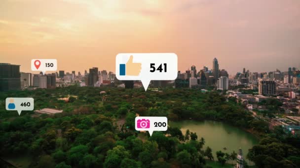 Ikony Mediów Społecznościowych Przelatują Nad Centrum Miasta Pokazując Ludziom Wzajemność — Wideo stockowe