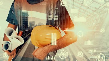 Gelecekteki bina inşaatı ve HUD hologram grafik tasarımı ile yaratıcı mühendislik projesi konsepti. İnşaat mühendisi, mimar ya da inşaat işçisi modern sivil teknoloji ile çalışıyor..
