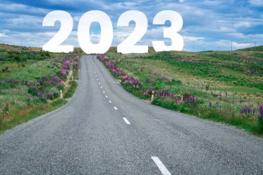 2023 yılbaşı seyahati ve gelecek vizyon konsepti. 2023 'ün başında, yeni ve başarılı bir başlangıç için mutlu bir yeni yıl kutlamasına götüren doğa manzarası. .