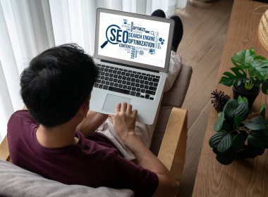 Model e-ticaret için SEO arama motoru optimizasyonu ve bilgisayar ekranında gösterilen çevrimiçi perakende işi
