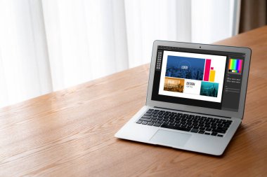 Web sayfasının modern tasarımı ve bilgisayar ekranında gösterilen ticari reklamlar için grafiksel tasarımcı yazılımı
