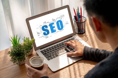 Model e-ticaret için SEO arama motoru optimizasyonu ve bilgisayar ekranında gösterilen çevrimiçi perakende işi