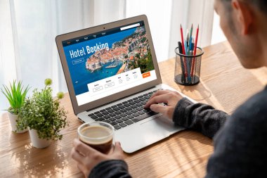 Çevrimiçi otel konaklama rezervasyon sitesi mod rezervasyon sistemi sağlar. Seyahat teknolojisi kavramı .