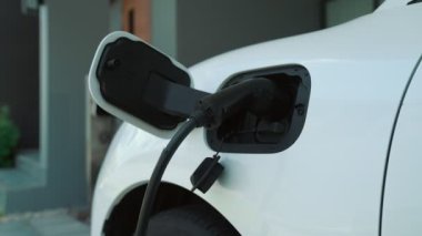 Ev şarj istasyonu, elektronik araç için sürdürülebilir, yenilenebilir enerji kaynağı, modern modern yaşam tarzı için evdeki EV arabaları sağlıyor. Çevre dostu melez elektro ve petrol aracı bataryası.
