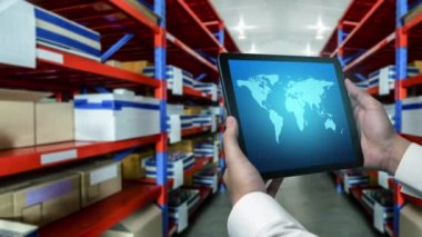 Depo yönetimi, mal teslimatının gerçek zamanlı izlenmesi için bilgisayarda becerikli bir yazılım. Bilgisayar ekranı, depolama ve tedarik zinciri dağılımı için akıllı envanter göstergesi .