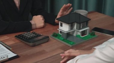 Kapanış hevesli emlak ajansı müşteriye bir ev için bilgi ve satın alma anlaşması sunarken, emlakçı tarafından tavsiye edilirken, ev kredisi için müşteri gözden geçirme sözleşmesi belgeleri.