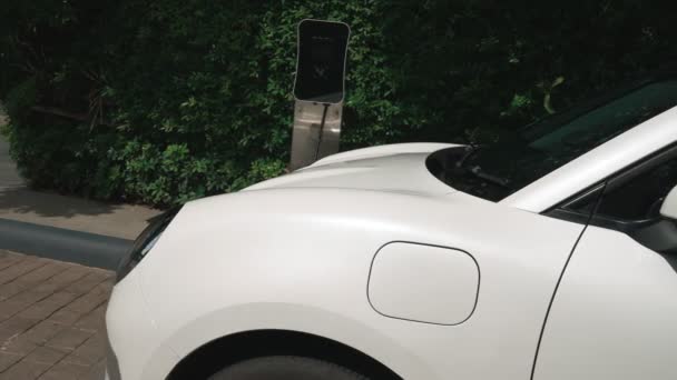Fortschrittliche Mann Installieren Stromkabel Stecker Seinem Elektrofahrzeug Elektroauto Von Hause — Stockvideo