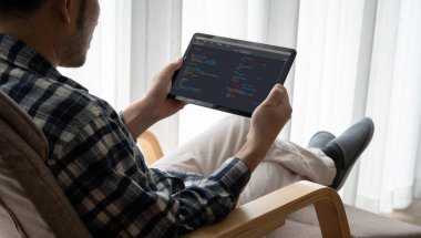 Model uygulama ve program kodlaması için bilgisayar ekranında yazılım geliştirme programlama