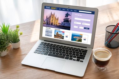Model arama ve seyahat planlama için internet sitesi uçuş, otel ve tur rezervasyonları için anlaşma ve paket sunuyor