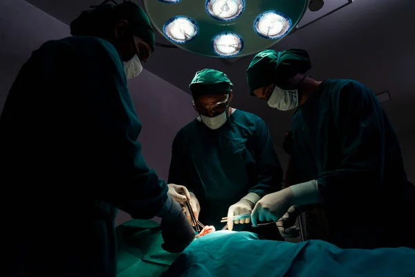 Хирургическая Команда Проводит Операцию Пациенту Стерильной Операционной Операционном Зале Освещенном — стоковое фото