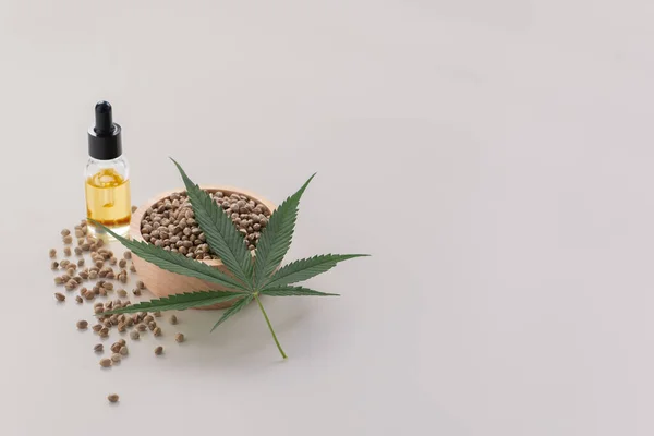 Legalizált Marihuána Koncepció Funkciók Cbd Olaj Kivonat Marihuana Üvegben Csepegtető — Stock Fotó