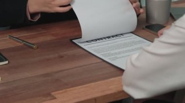 Kapalı kapılar ardında hevesli genç bir iş kadını ofiste finansal iş sözleşmesi görüşmeleri yapıyor. Müşteri, şirket ofisindeki profesyonel müdürle anlaşma yapıyor. Yasal evrak işleriyle uğraşan iş avukatı.