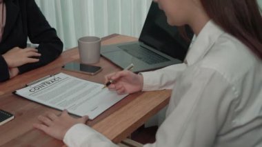 İş kadını ofiste başarılı bir iş anlaşması yaptıktan sonra sözleşme imzaladı. Hevesli müşteri el yazısı resmi kredi, gayrimenkul veya yatırım sözleşmesi belgesine imza atıyor.