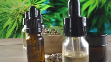 Doğal cilt bakım ürünü. Esrar laboratuarında üretiliyor. CBD yağı, kenevir tohumu ve kenevir bitkisi bahçeli masada nemlendirici krema kavanozu ürünü. Kopyalama alanı