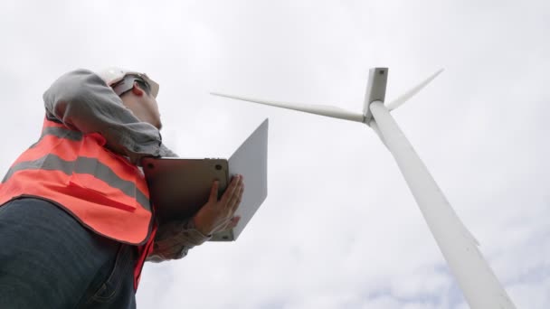 工程师在天空背景的风力涡轮机上工作 可再生能源和可持续能源的未来生产的渐进理想 风力涡轮机发电 — 图库视频影像