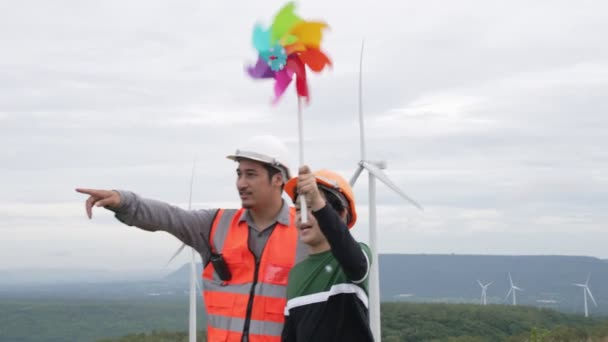 Ingenieur Mit Seinem Sohn Auf Einem Windpark Auf Einem Hügel — Stockvideo