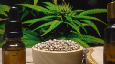 Doğal cilt bakım ürünü. Esrar laboratuarında üretiliyor. CBD yağı, kenevir tohumu ve kenevir bitkisi bahçeli masada nemlendirici krema kavanozu ürünü. Kopyalama alanı