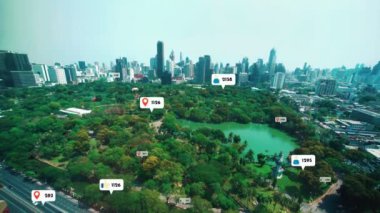 Sosyal medya simgeleri, sosyal ağ uygulama platformu üzerinden insanların karşılıklı bağlantılarını gösteriyor. Çevrimiçi toplum ve sosyal medya pazarlama stratejisi kavramı .