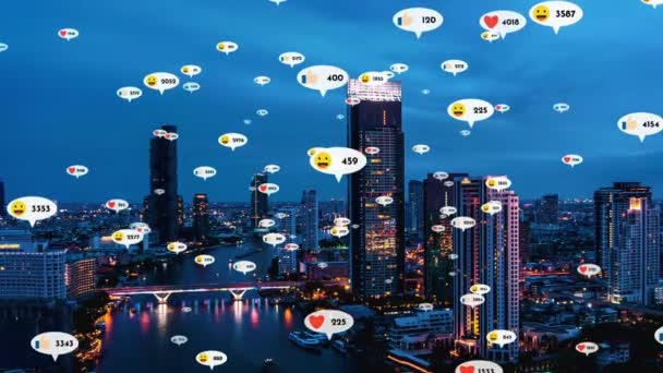 社交媒体图标在市中心上空飞驰 通过社交网络应用平台向人们展示互惠互利的关系 在线社区和社交媒体营销战略的概念 — 图库视频影像