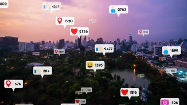 Sosyal medya simgeleri, sosyal ağ uygulama platformu üzerinden insanların karşılıklı bağlantılarını gösteriyor. Çevrimiçi toplum ve sosyal medya pazarlama stratejisi kavramı .