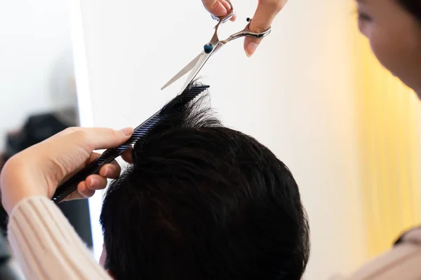 Closeup Asiático Barbeiro Feminino Fazendo Corte Cabelo Para Cliente Masculino — Fotografia de Stock