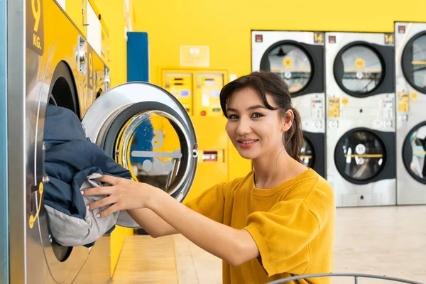 Gente Asiática Usando Máquina Lavar Monedas Calificada Sala Pública Para — Foto de Stock