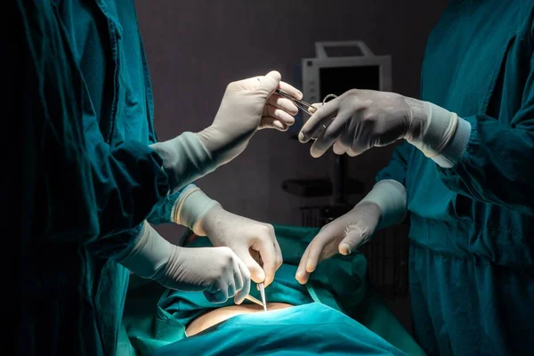 Bild Kirurgiskt Team Utföra Operation Sjuksköterska Dela Steril Sax Till — Stockfoto