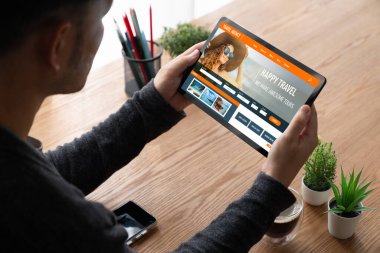 Model arama ve seyahat planlama için internet sitesi uçuş, otel ve tur rezervasyonları için anlaşma ve paket sunuyor
