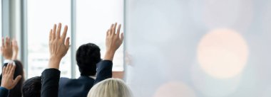 Seminer konferansında toplanan bir grup iş adamı daha geniş bir görüşe sahip. Seyirciler, çalışanların eğitim seanslarındaki eğitmenleri dinliyor. Konuşmacıyla ofis çalışanları toplantısı .