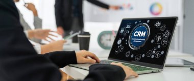 CRM işletme ve işletme için modern bilgisayarda müşteri ilişkileri yönetim sistemi