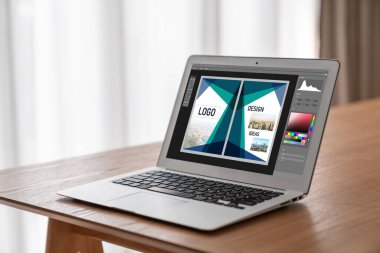 Web sayfasının modern tasarımı ve bilgisayar ekranında gösterilen ticari reklamlar için grafiksel tasarımcı yazılımı