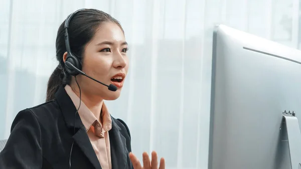 Operadora Asiática Atención Cliente Con Auriculares Micrófono Trabajando Escritorio Con —  Fotos de Stock